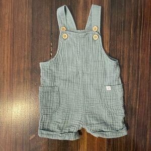 Carters Little Planet deadpan green shortages size 6-9